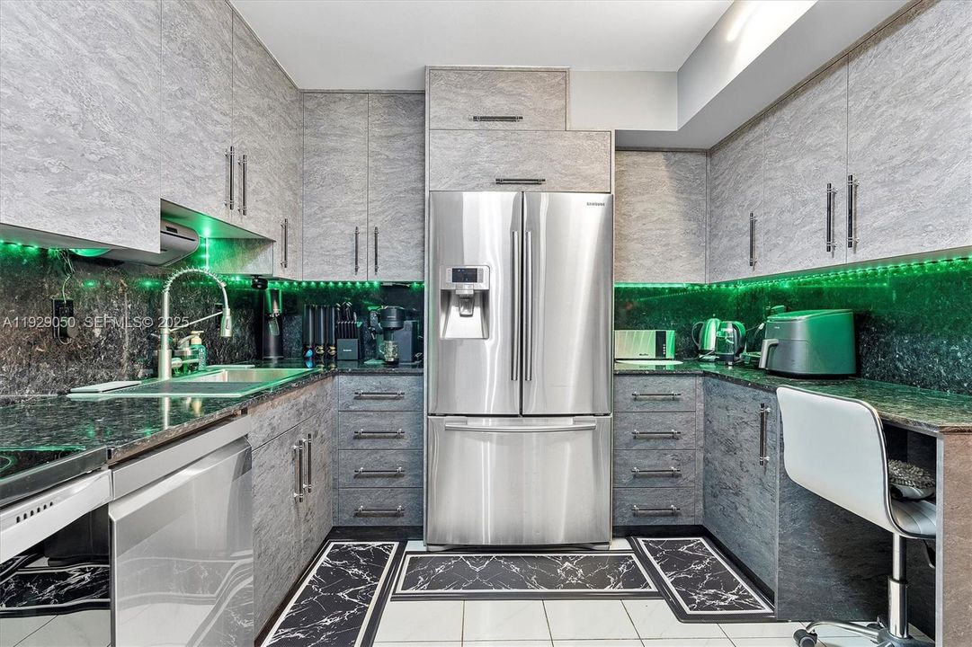 На продажу: $529,000 (2 спален, 2 ванн, 1230 Квадратных фут)