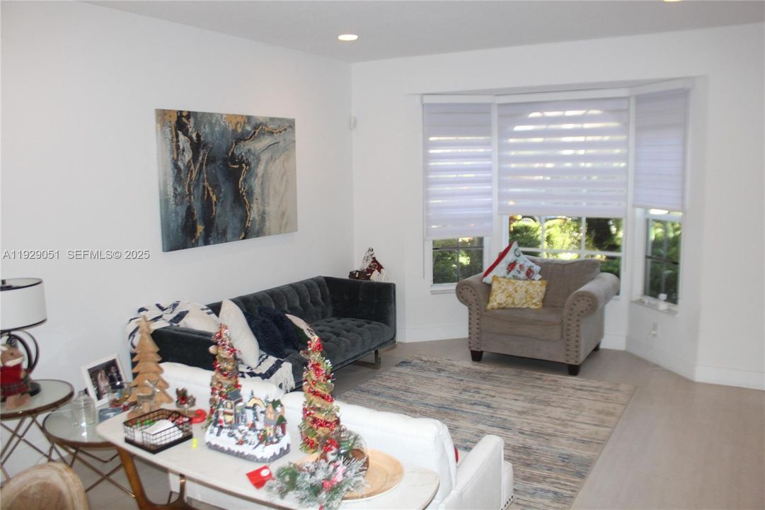 Под контрактом: $6,000 (5 спален, 3 ванн, 2840 Квадратных фут)