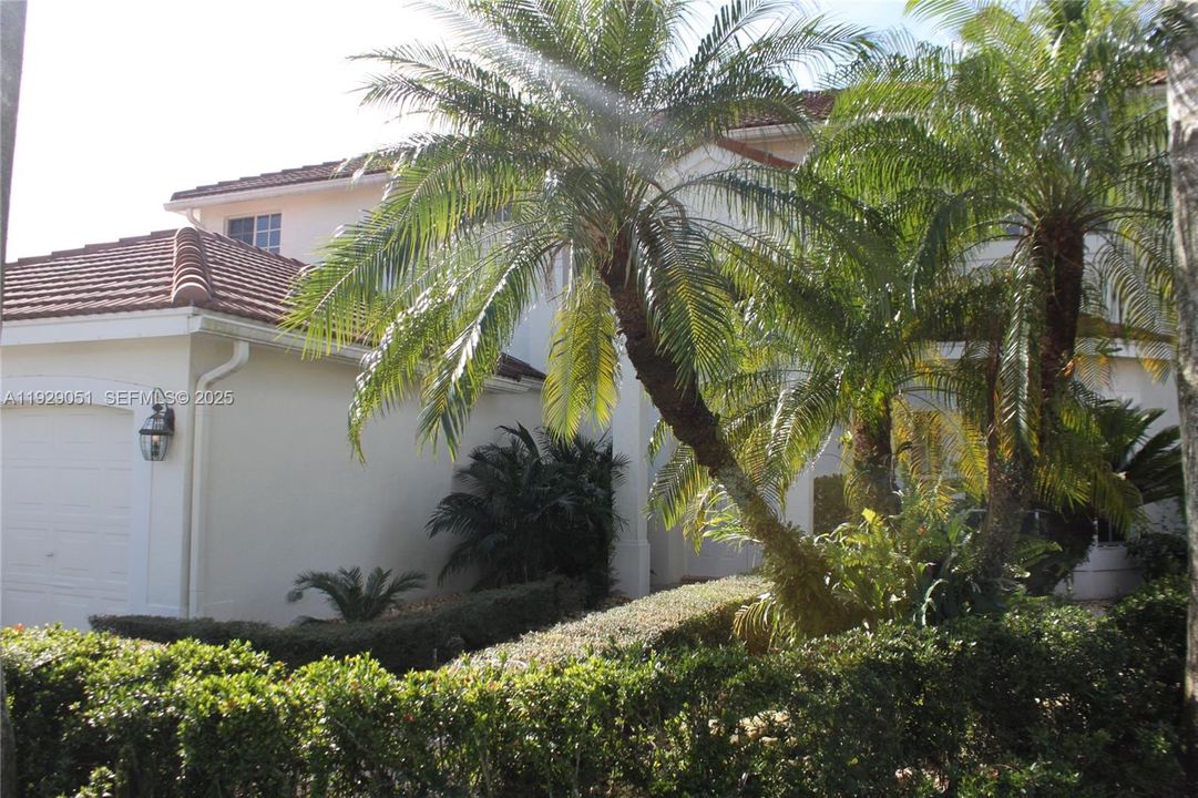 Под контрактом: $6,000 (5 спален, 3 ванн, 2840 Квадратных фут)