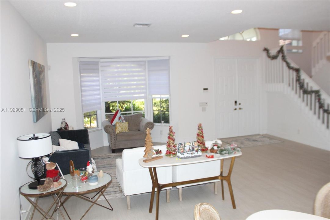 Под контрактом: $6,000 (5 спален, 3 ванн, 2840 Квадратных фут)