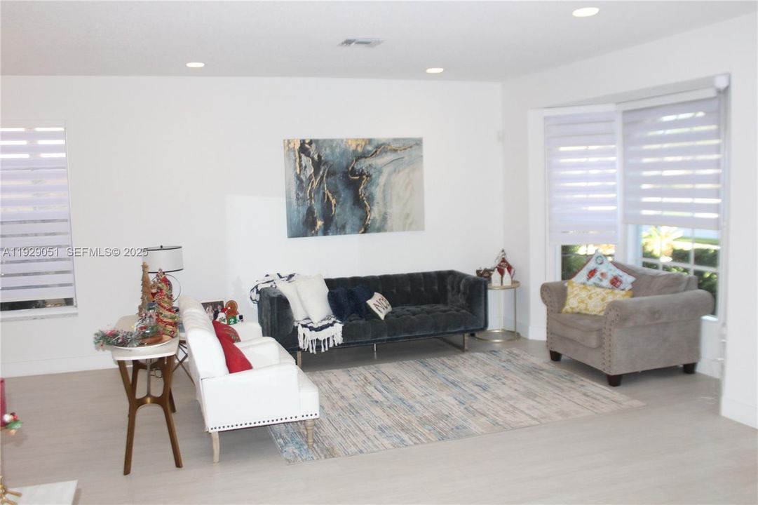 Под контрактом: $6,000 (5 спален, 3 ванн, 2840 Квадратных фут)