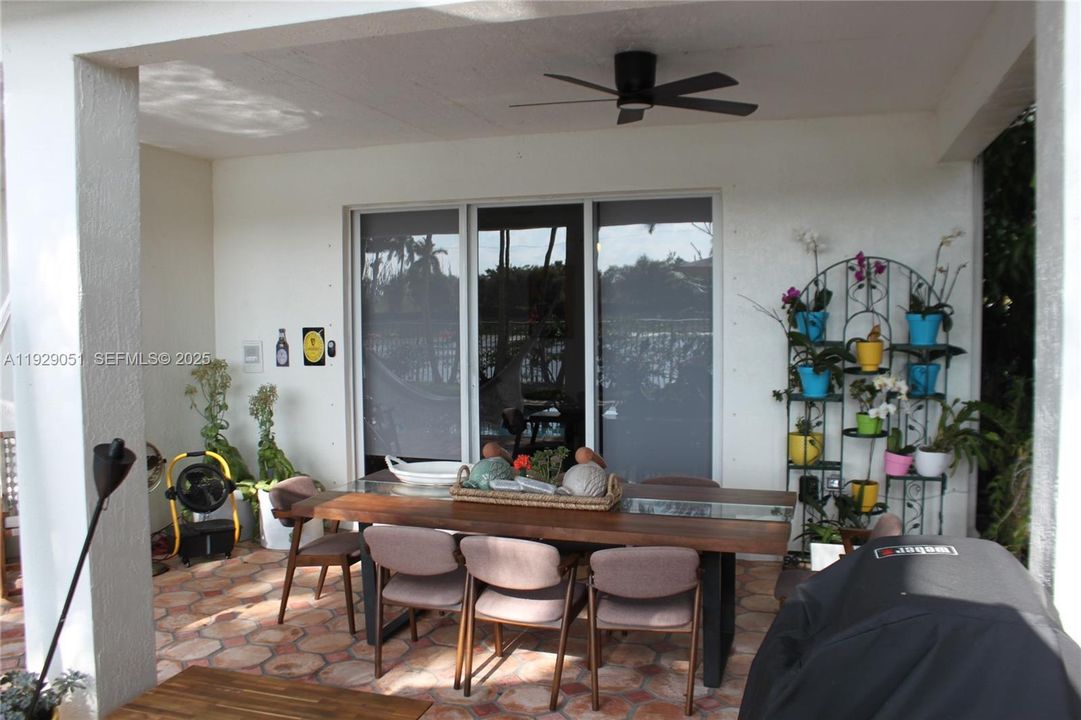 Под контрактом: $6,000 (5 спален, 3 ванн, 2840 Квадратных фут)