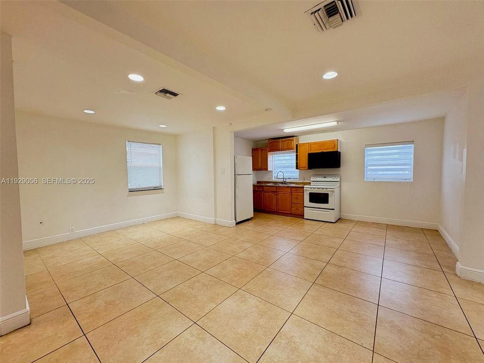 For Rent: $2,350 (2 beds, 2 baths, 950 Square Feet)