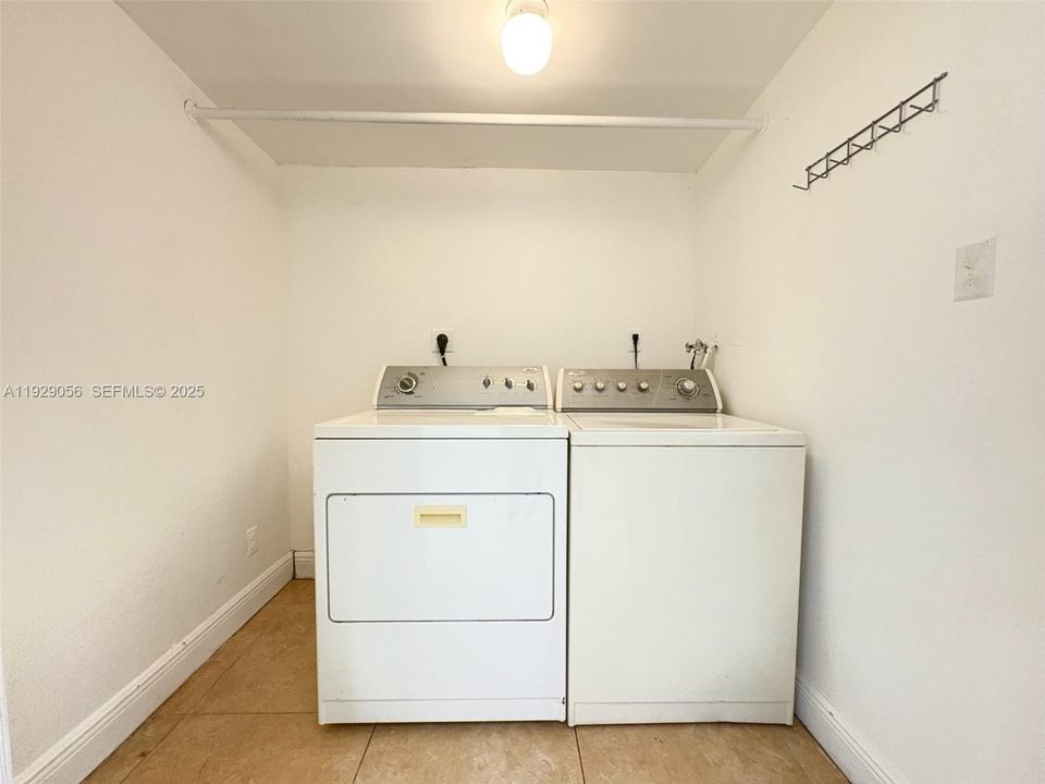 For Rent: $2,350 (2 beds, 2 baths, 950 Square Feet)