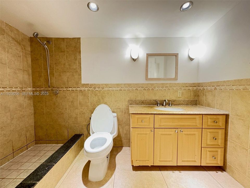 For Rent: $2,350 (2 beds, 2 baths, 950 Square Feet)