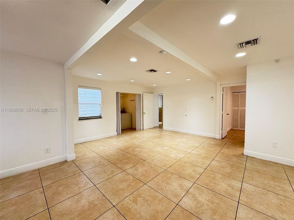 For Rent: $2,350 (2 beds, 2 baths, 950 Square Feet)