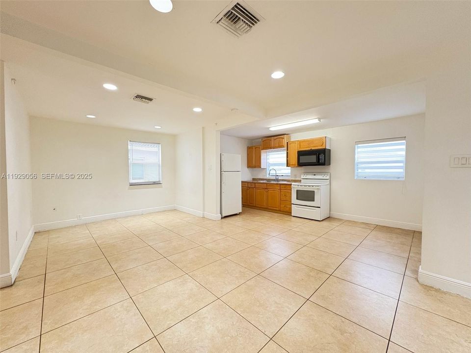 For Rent: $2,350 (2 beds, 2 baths, 950 Square Feet)