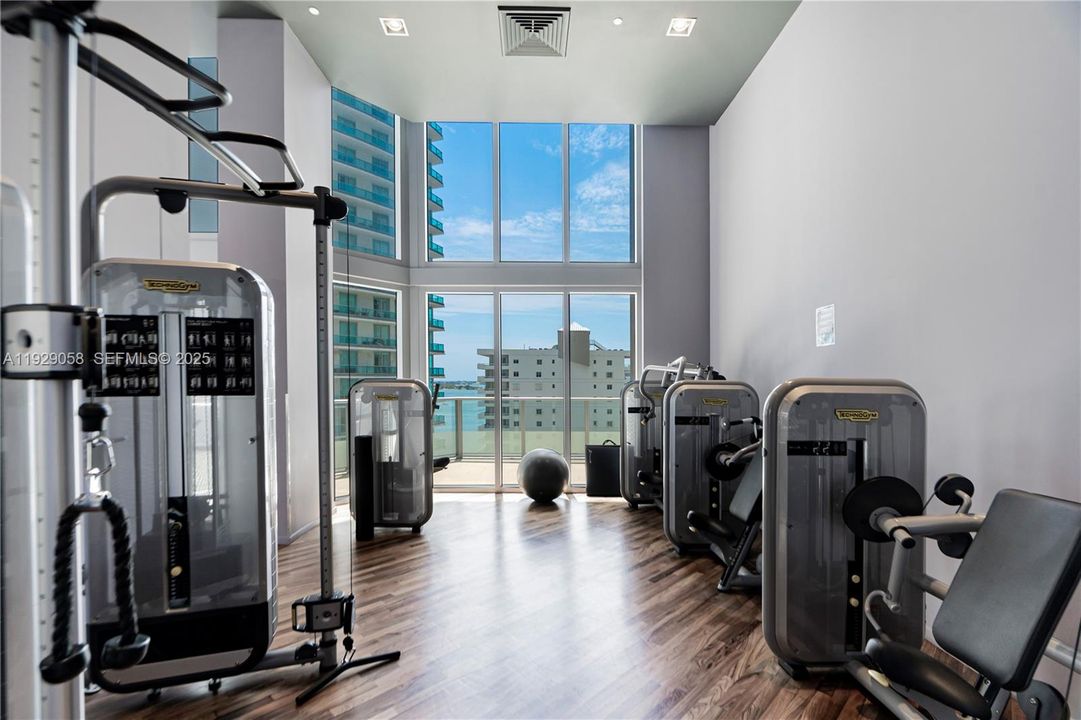 В аренду: $2,999 (0 спален, 1 ванн, 362 Квадратных фут)