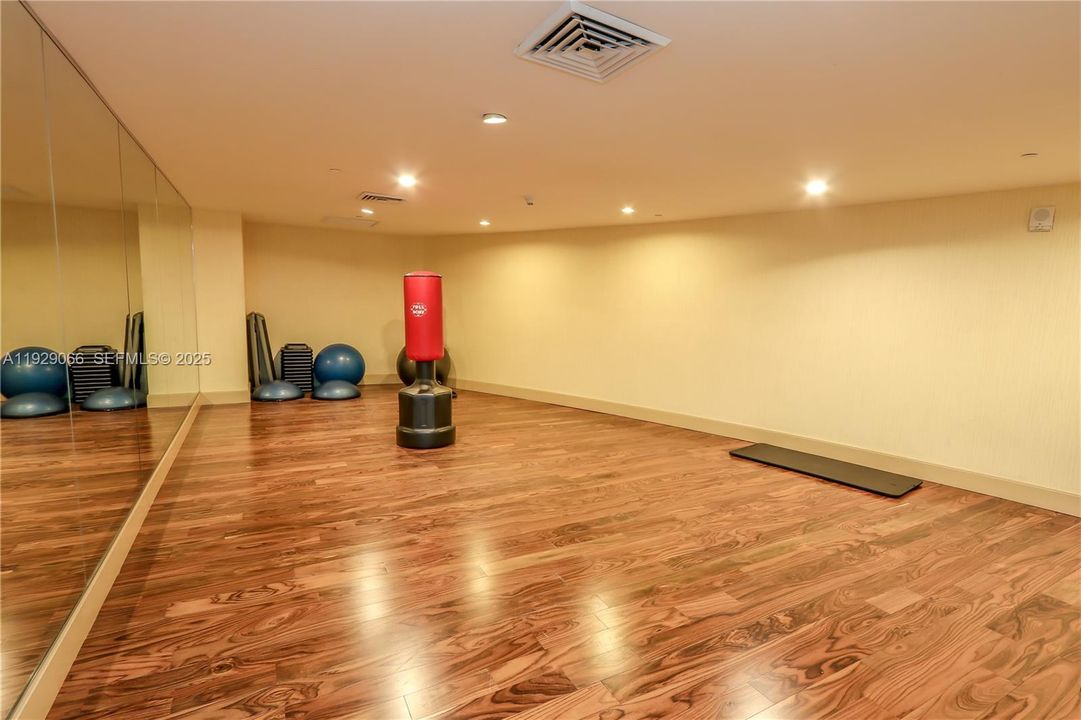 For Rent: $2,300 (0 beds, 1 baths, 501 Square Feet)