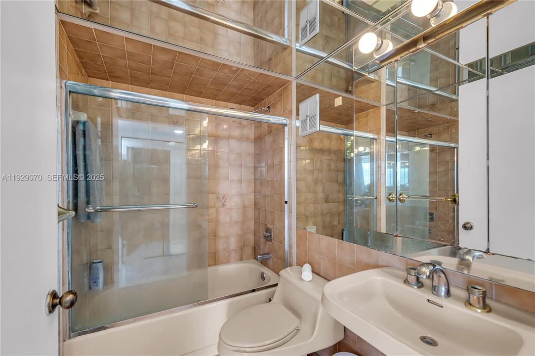 For Sale: $650,000 (2 beds, 2 baths, 1085 Square Feet)