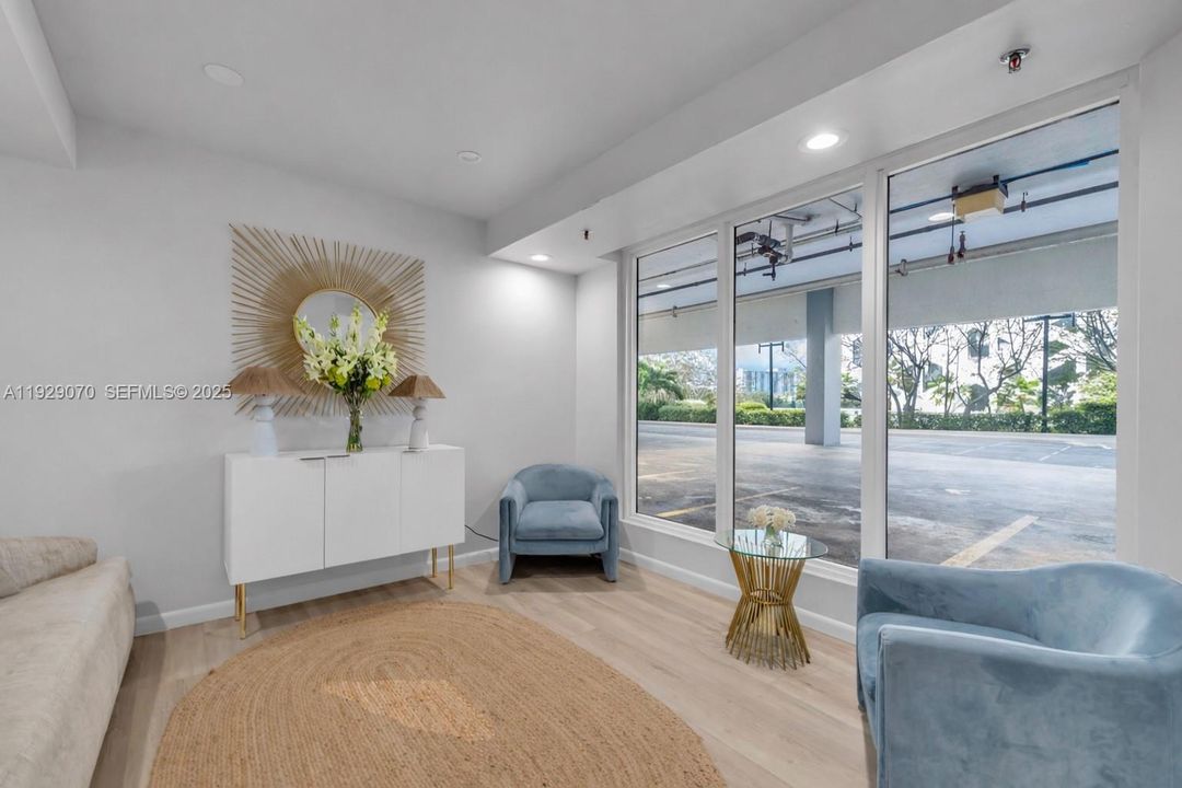 For Sale: $650,000 (2 beds, 2 baths, 1085 Square Feet)