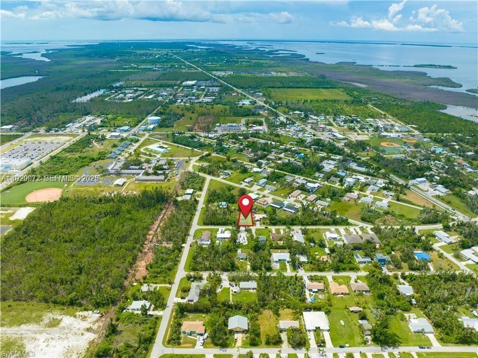 На продажу: $39,901 (0.23 acres)