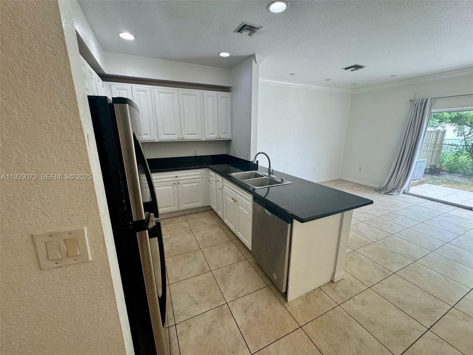For Rent: $3,000 (3 beds, 2 baths, 1700 Square Feet)