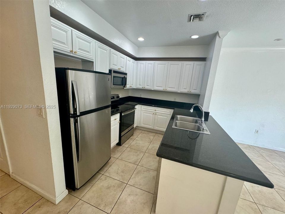 For Rent: $3,000 (3 beds, 2 baths, 1700 Square Feet)