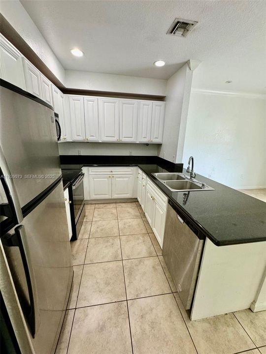 For Rent: $3,000 (3 beds, 2 baths, 1700 Square Feet)