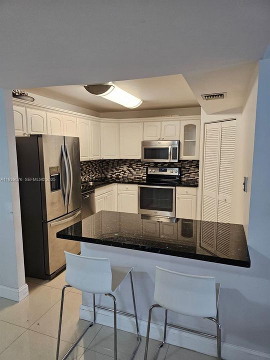 For Rent: $4,600 (2 beds, 2 baths, 1024 Square Feet)