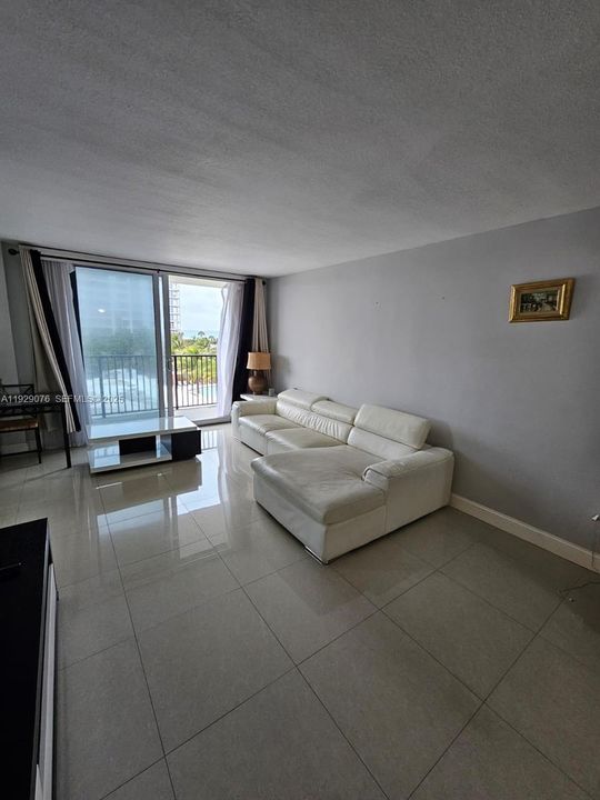 For Rent: $4,600 (2 beds, 2 baths, 1024 Square Feet)