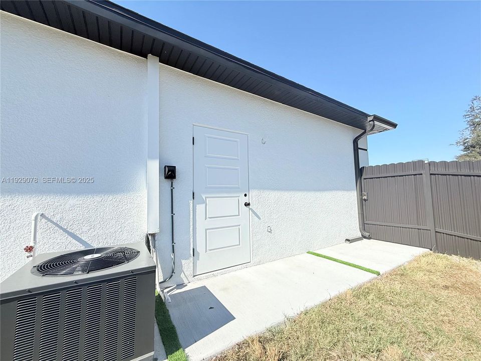 待售: $305,000 (3 贝兹, 3 浴室, 1063 平方英尺)