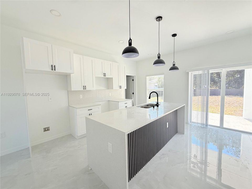 待售: $305,000 (3 贝兹, 3 浴室, 1063 平方英尺)