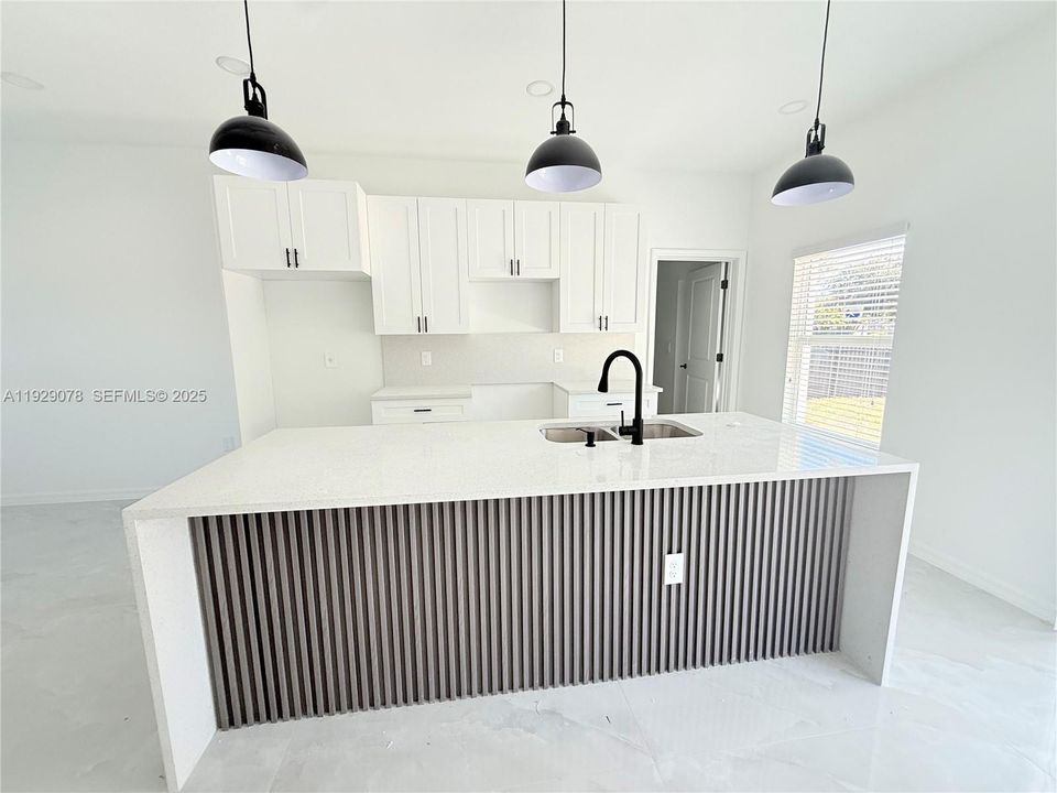 待售: $305,000 (3 贝兹, 3 浴室, 1063 平方英尺)