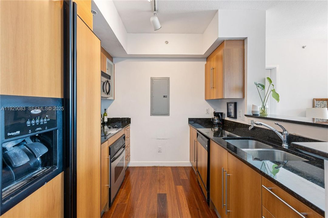 For Rent: $3,000 (1 beds, 1 baths, 868 Square Feet)