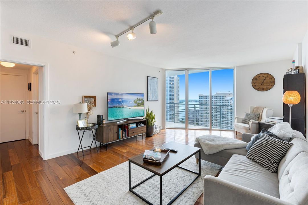 For Rent: $3,000 (1 beds, 1 baths, 868 Square Feet)