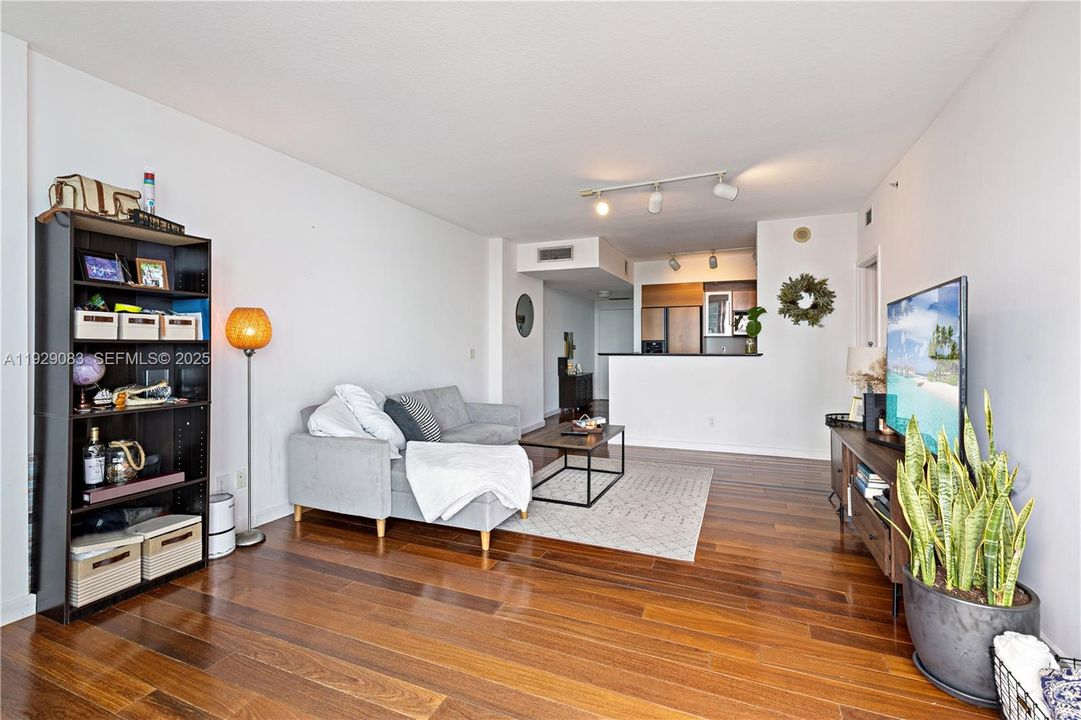 For Rent: $3,000 (1 beds, 1 baths, 868 Square Feet)