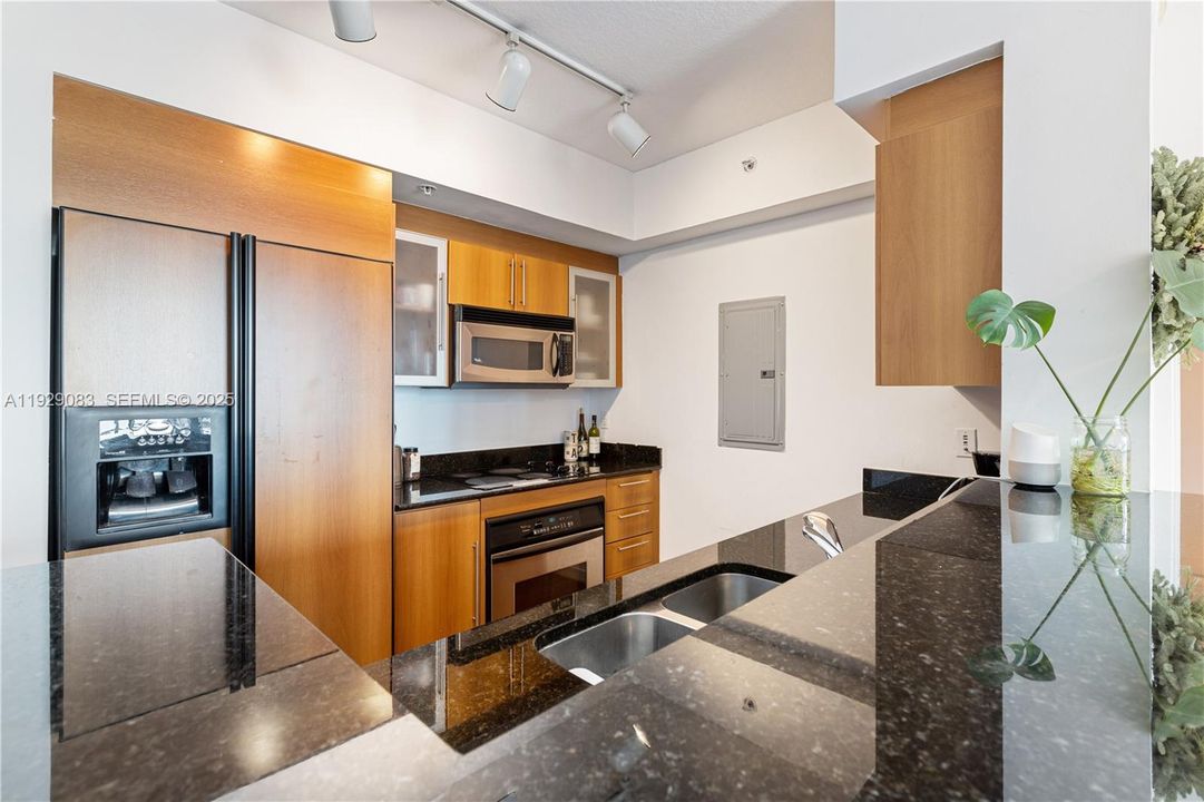 For Rent: $3,000 (1 beds, 1 baths, 868 Square Feet)