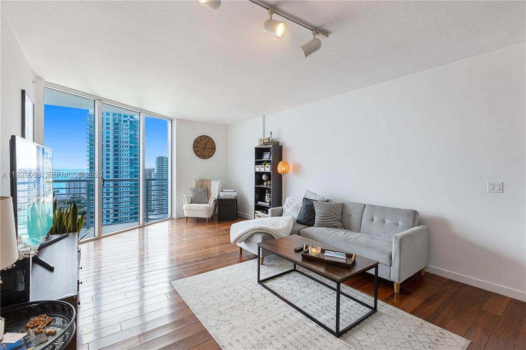 For Rent: $3,000 (1 beds, 1 baths, 868 Square Feet)