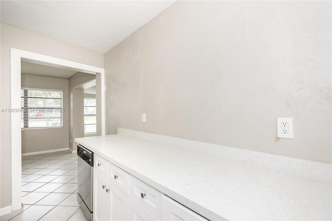 В аренду: $2,060 (2 спален, 1 ванн, 824 Квадратных фут)