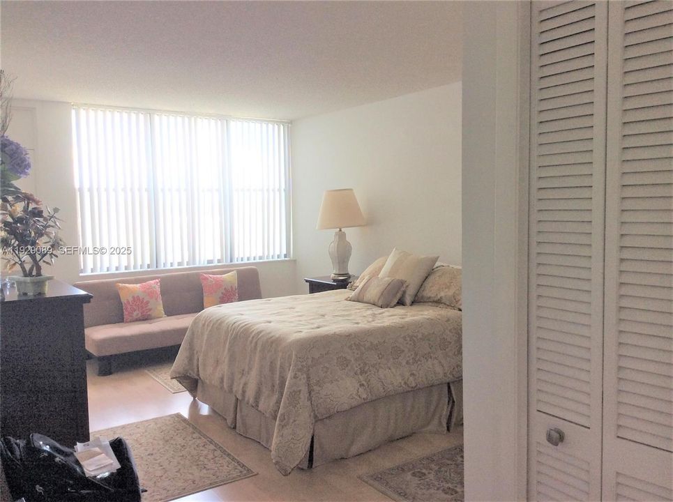 For Sale: $300,000 (2 beds, 2 baths, 1273 Square Feet)