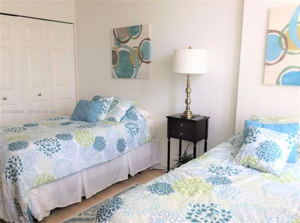 For Sale: $300,000 (2 beds, 2 baths, 1273 Square Feet)