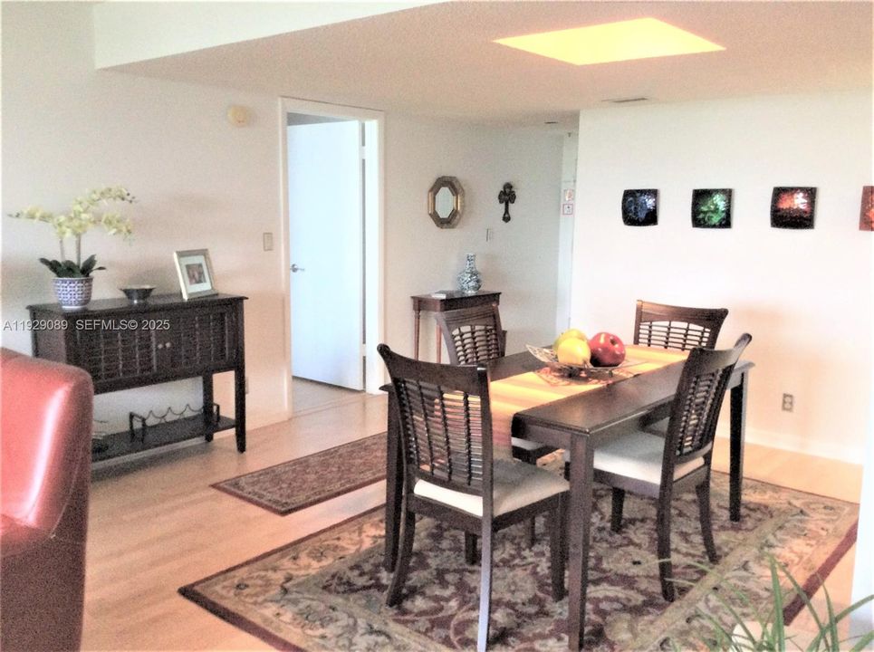 For Sale: $300,000 (2 beds, 2 baths, 1273 Square Feet)