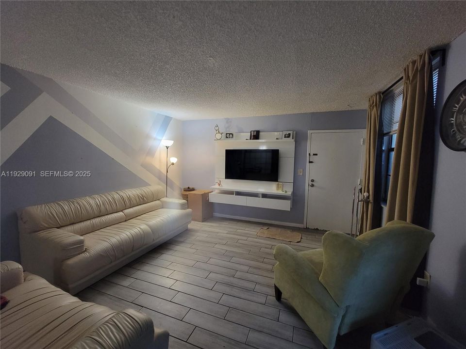 For Rent: $1,850 (2 beds, 2 baths, 1003 Square Feet)