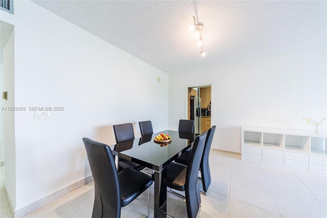 В аренду: $6,400 (3 спален, 2 ванн, 1600 Квадратных фут)