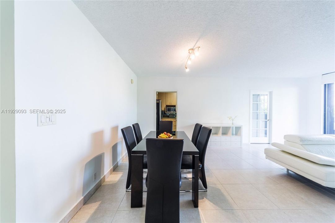 В аренду: $6,400 (3 спален, 2 ванн, 1600 Квадратных фут)