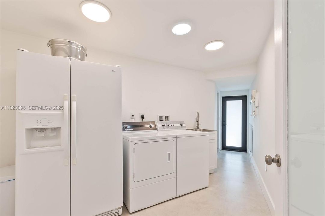 For Sale: $875,000 (4 beds, 2 baths, 2131 Square Feet)