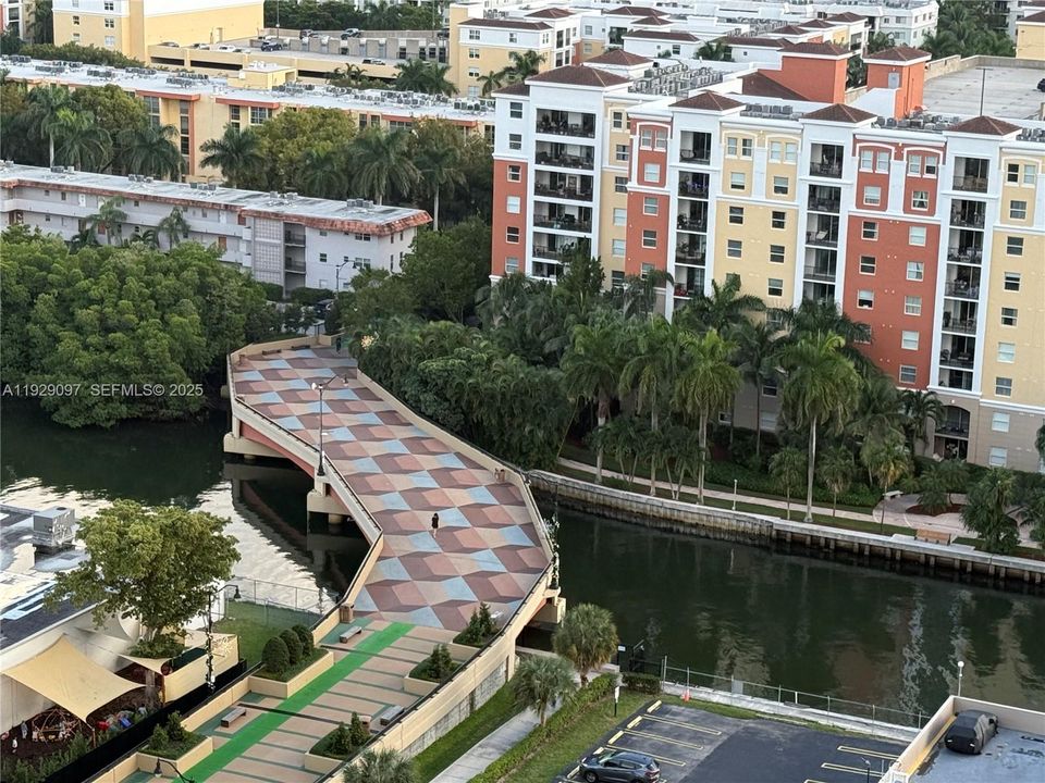 For Sale: $379,000 (2 beds, 2 baths, 1087 Square Feet)