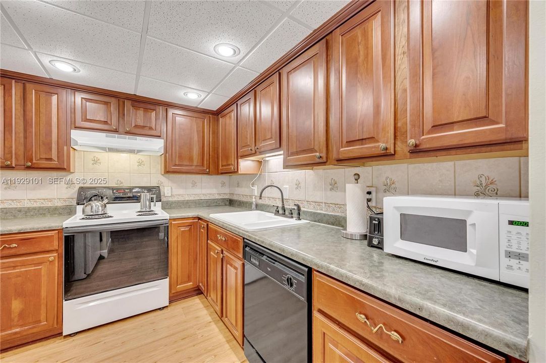 В аренду: $3,600 (1 спален, 1 ванн, 850 Квадратных фут)