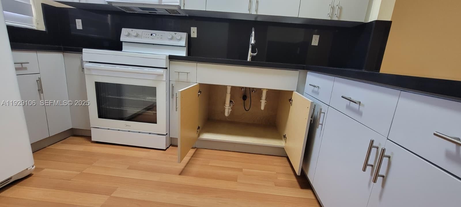 For Rent: $2,850 (3 beds, 2 baths, 1128 Square Feet)