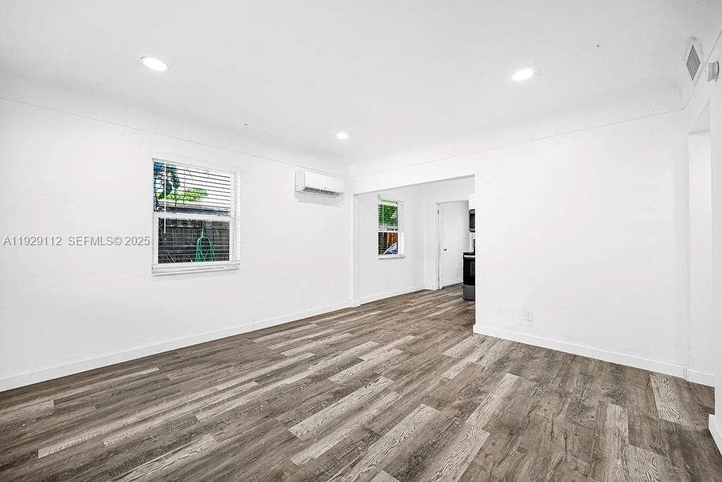 For Rent: $2,450 (3 beds, 1 baths, 2599 Square Feet)