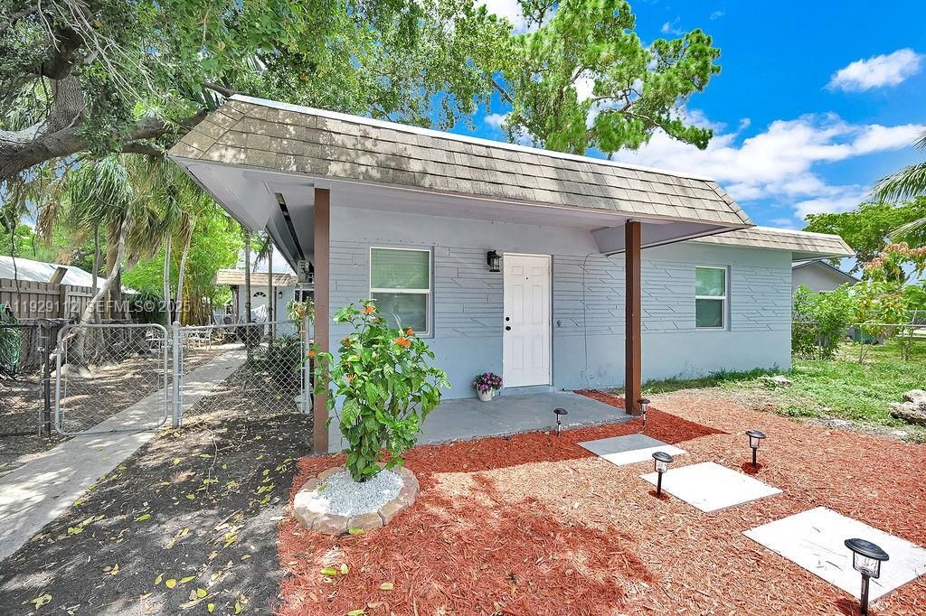 For Rent: $2,450 (3 beds, 1 baths, 2599 Square Feet)