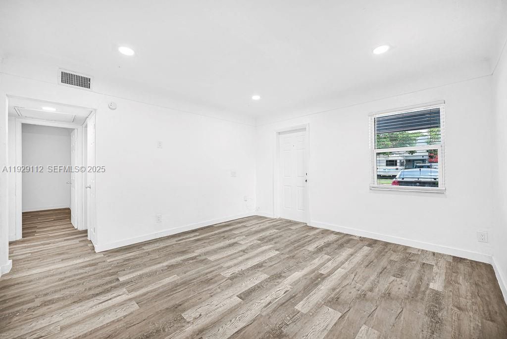 For Rent: $2,450 (3 beds, 1 baths, 2599 Square Feet)