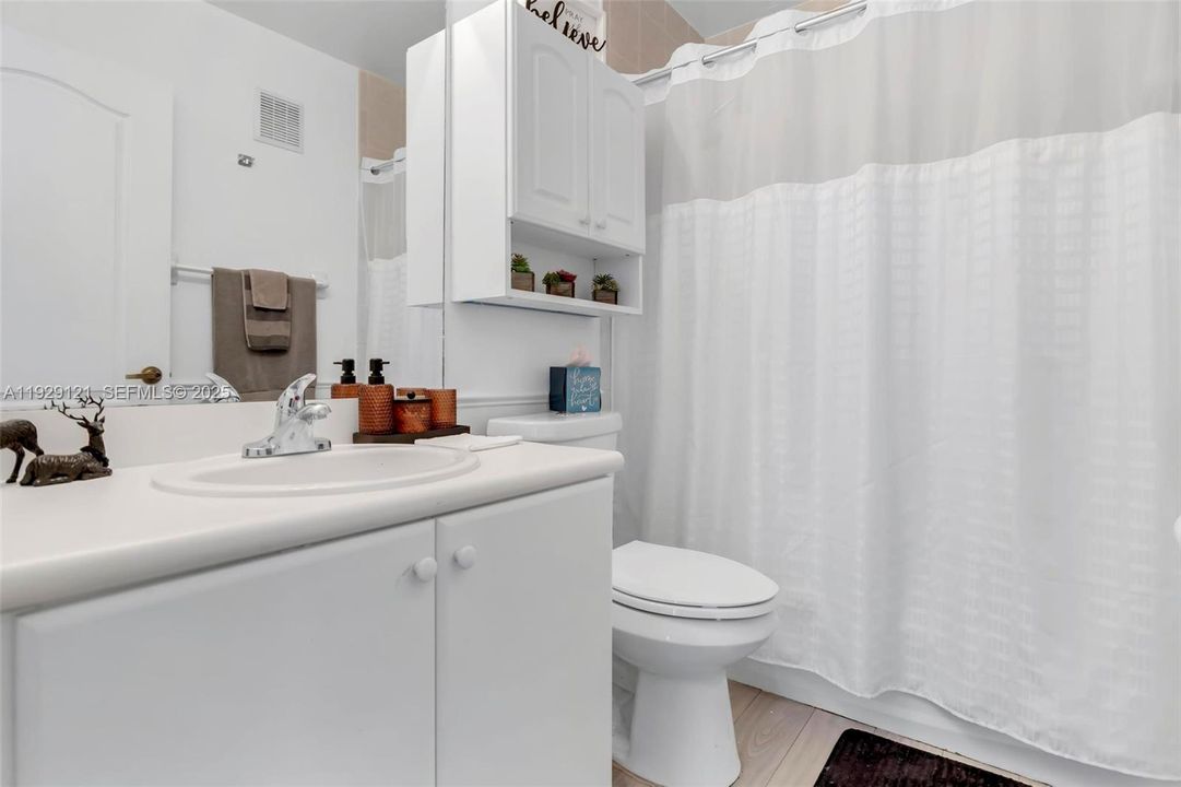 For Sale: $345,000 (2 beds, 2 baths, 1298 Square Feet)