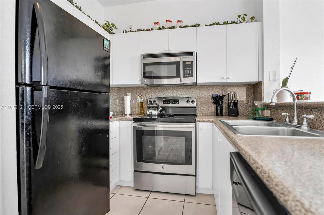 For Sale: $345,000 (2 beds, 2 baths, 1298 Square Feet)