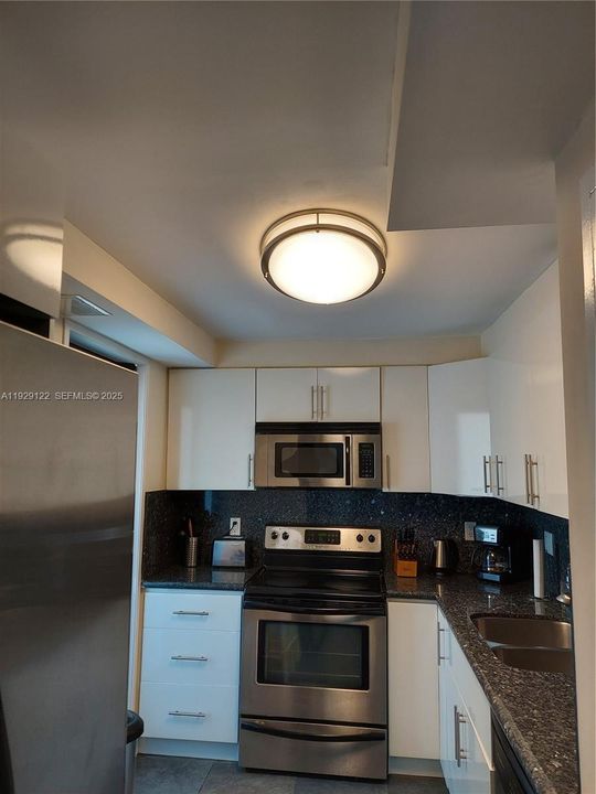 For Rent: $2,250 (1 beds, 1 baths, 876 Square Feet)