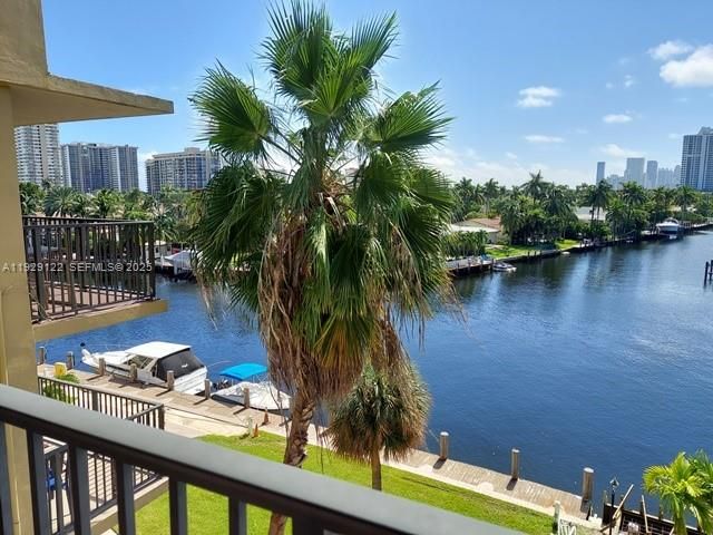 For Rent: $2,250 (1 beds, 1 baths, 876 Square Feet)