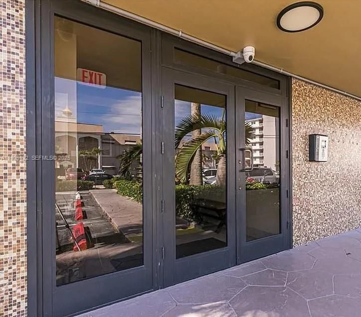 For Rent: $2,250 (1 beds, 1 baths, 876 Square Feet)