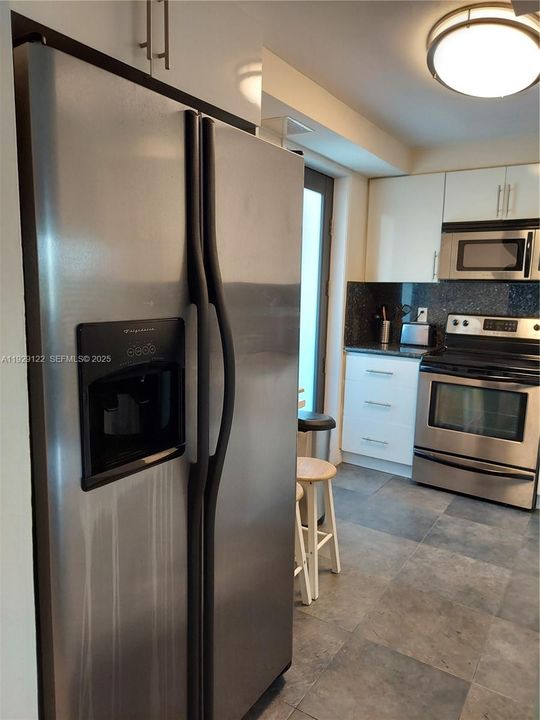 For Rent: $2,250 (1 beds, 1 baths, 876 Square Feet)