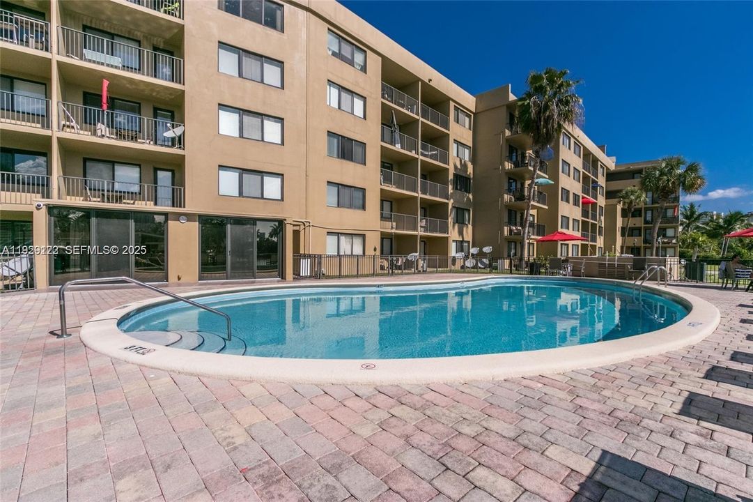 For Rent: $2,250 (1 beds, 1 baths, 876 Square Feet)